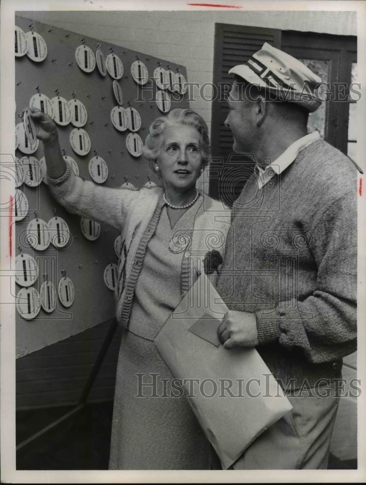 1954 Press Photo Mrs. Charles Farran and Dr. Arthur Butler - Historic Images