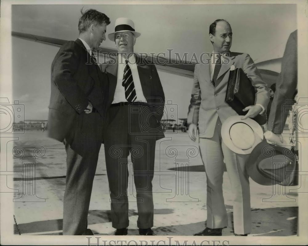 1943 Press Photo Vice President Wallace attends inspection of Naval Air Base. - Historic Images