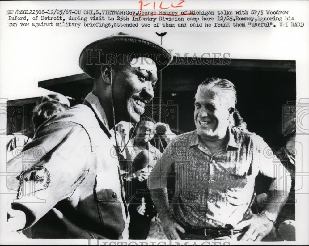 1967 Press Photo Gov George Romney visits with SP5 Buford in Vietnam - Historic Images