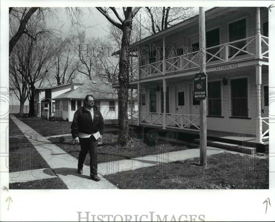 1989 Press Photo Gordon Shurr, walks past the O.V.I. Museum, Sheffield Lake Ohio - Historic Images