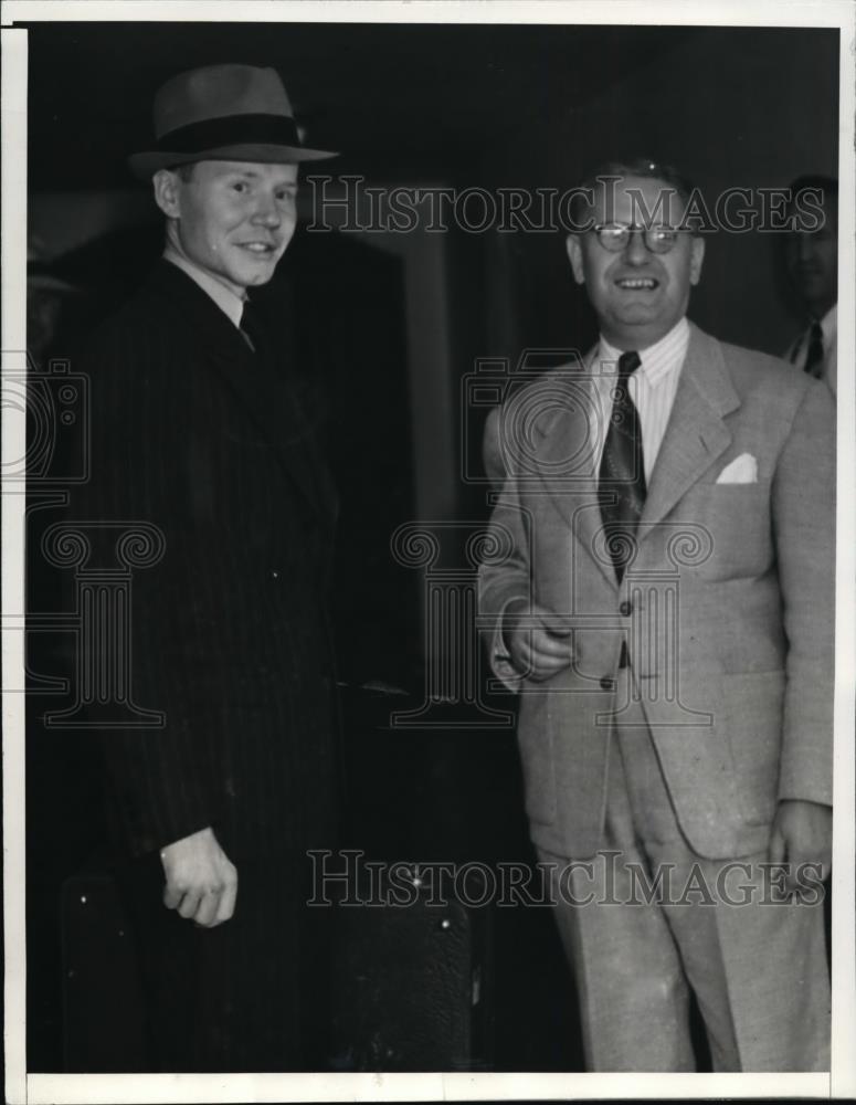 1940 Press Photo Herbert Hoehne, released from jail H.A. Gebhardt Attorney - Historic Images