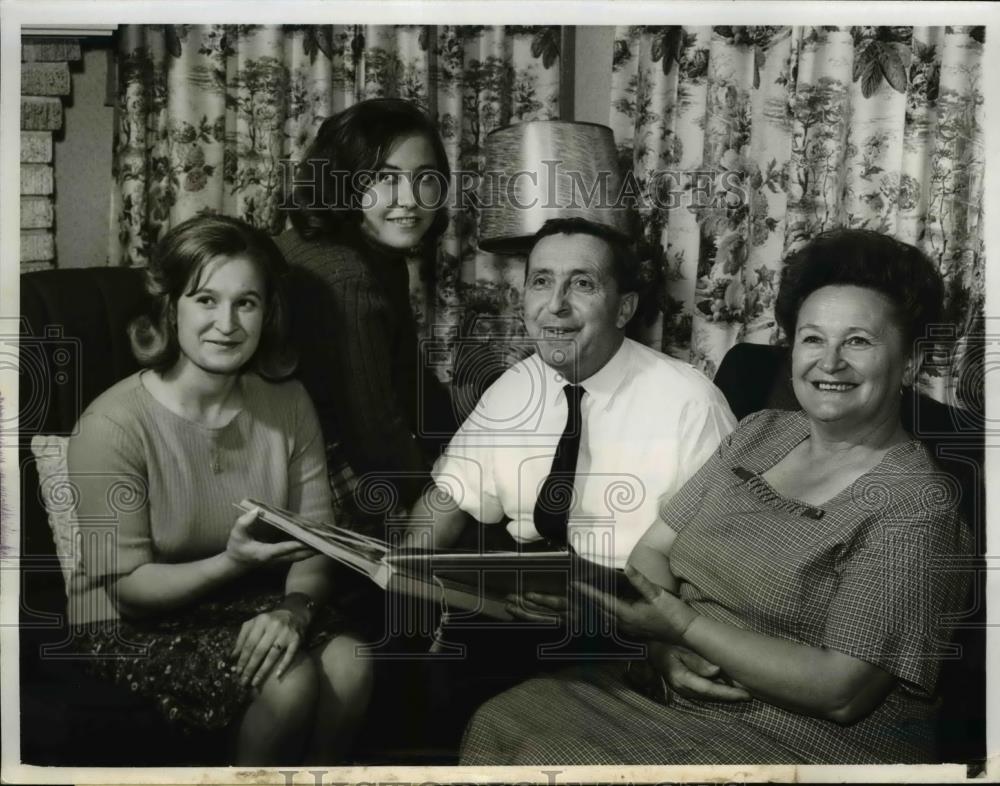 1966 Press Photo Jeno, Tunde, Enese, Magda Baliko Family in Fort Worth Texas - Historic Images