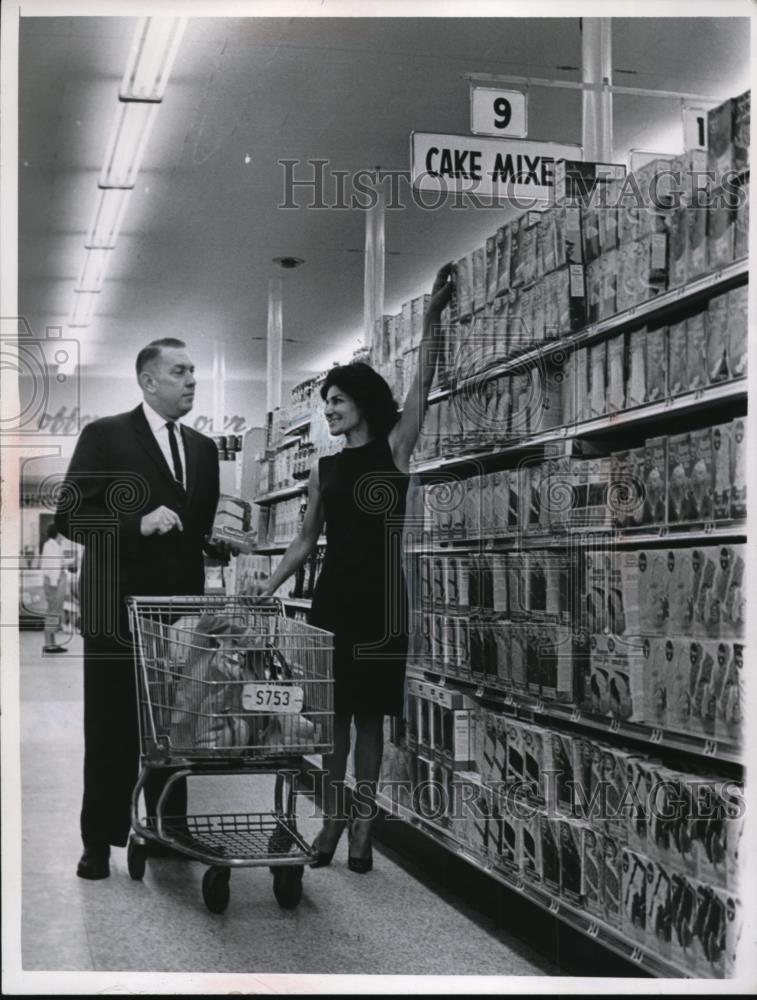 1964 Press Photo Ken Sumpter And Mrs. Elizabeth Amedure At Pick-N-Pay - Historic Images