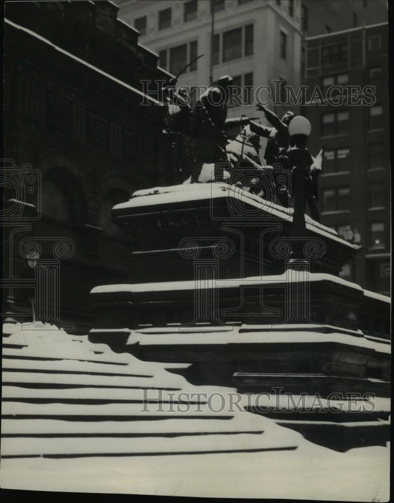 1932 Press Photo Soldiers Sailors Monument covered with snow in Public Square - Historic Images