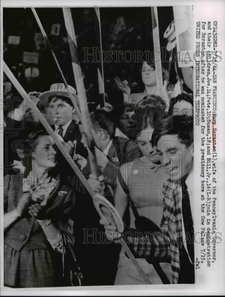 1964 Press Photo Mary Scranton, Joe, Pete, Susan and Bill Jr. Demonstration Cow - Historic Images