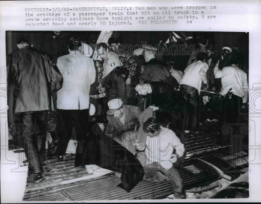 1960 Press Photo rescue workers freeing trapped passengers from a train and - Historic Images