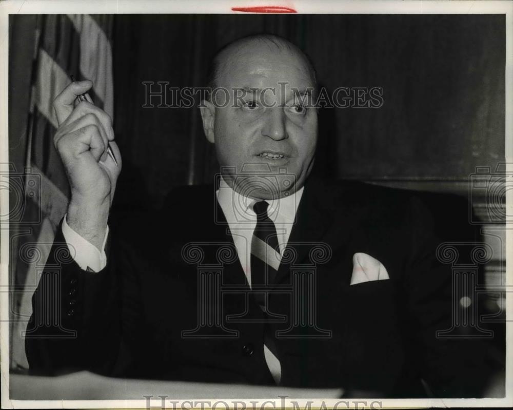 1968 Press Photo San Francisco Mayor Joseph Alioto Discussong City of 714,000 - Historic Images