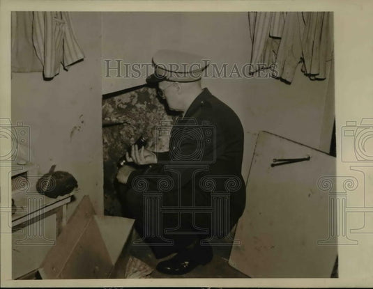 1945 Press Photo Philadelphia-Guard Harry Parkinson examines hole in wall of cel - Historic Images