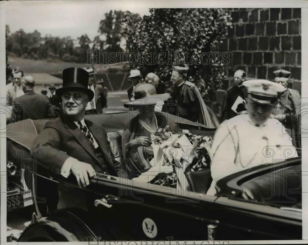 1933 Press Photo Pres. and Mrs. Roosevelt leaves the Catholic University. - Historic Images