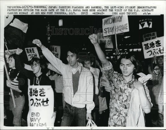 1973 Press Photo Japanese Students protest at the main gate of U.S. Naval Base. - Historic Images
