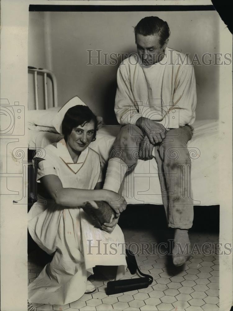 1930 Press Photo Cinncinati General Hospital nurse &amp; iron shoe for jake victim - Historic Images