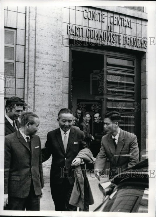 1968 Press Photo Nai Van Bo (C) and Xuan Thuy at French Communist Headquarters - Historic Images