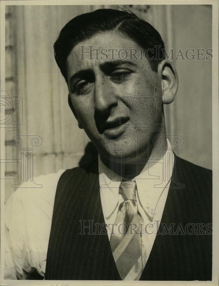 1930 Press Photo Harry Blumenthal of San Francisco, hold up by men in streets. - Historic Images