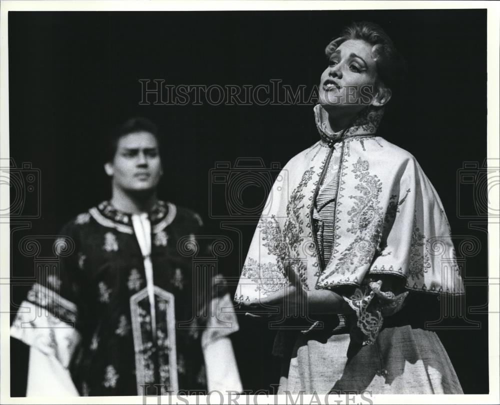 1990 Press Photo Teri Hansen and Paul Groves from OLO's The Land of Smiles. - Historic Images