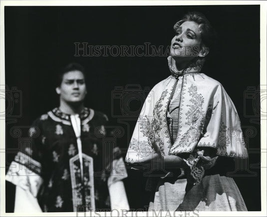 1990 Press Photo Teri Hansen and Paul Groves from OLO's The Land of Smiles. - Historic Images