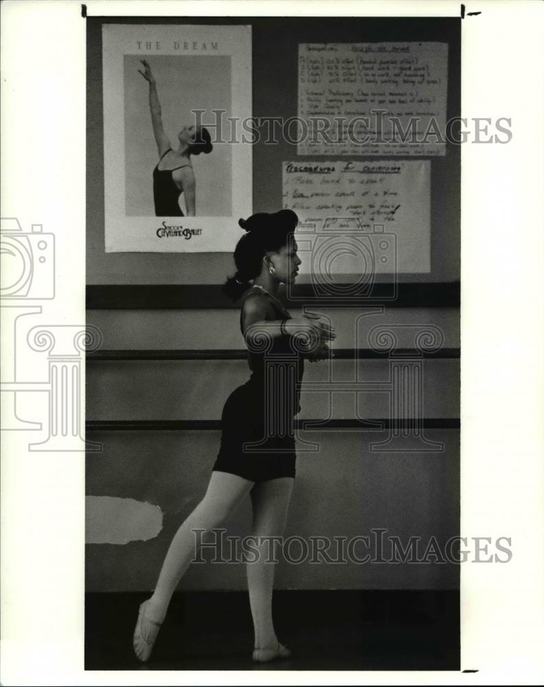 1990 Press Photo April Williams Does Some Ballet Moves During Dance Class - Historic Images