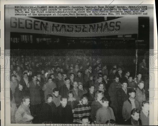 1960 Press Photo West Berlin-Demonstrators parade in protest. - Historic Images