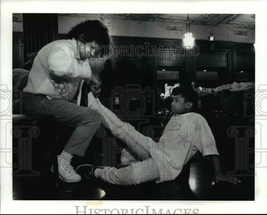 1990 Press Photo Sharoda Ginyard gets a new pair of shoes at the Shoes for Kids - Historic Images