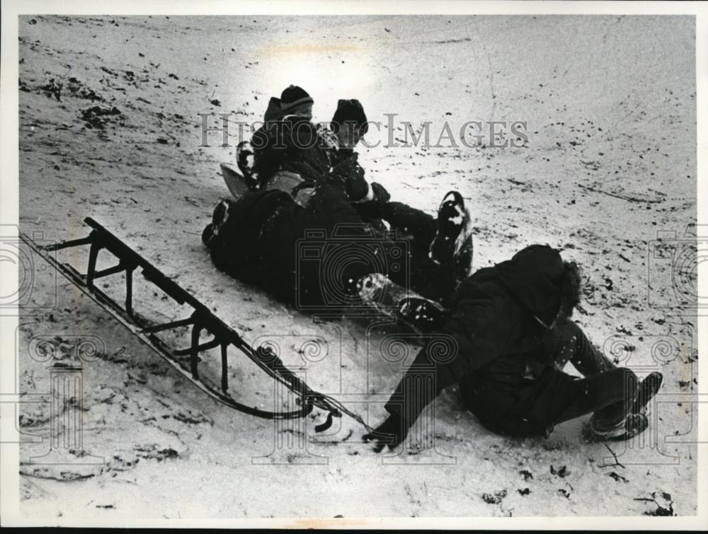 1937 Press Photo Youngster falls apart on the slope. - Historic Images