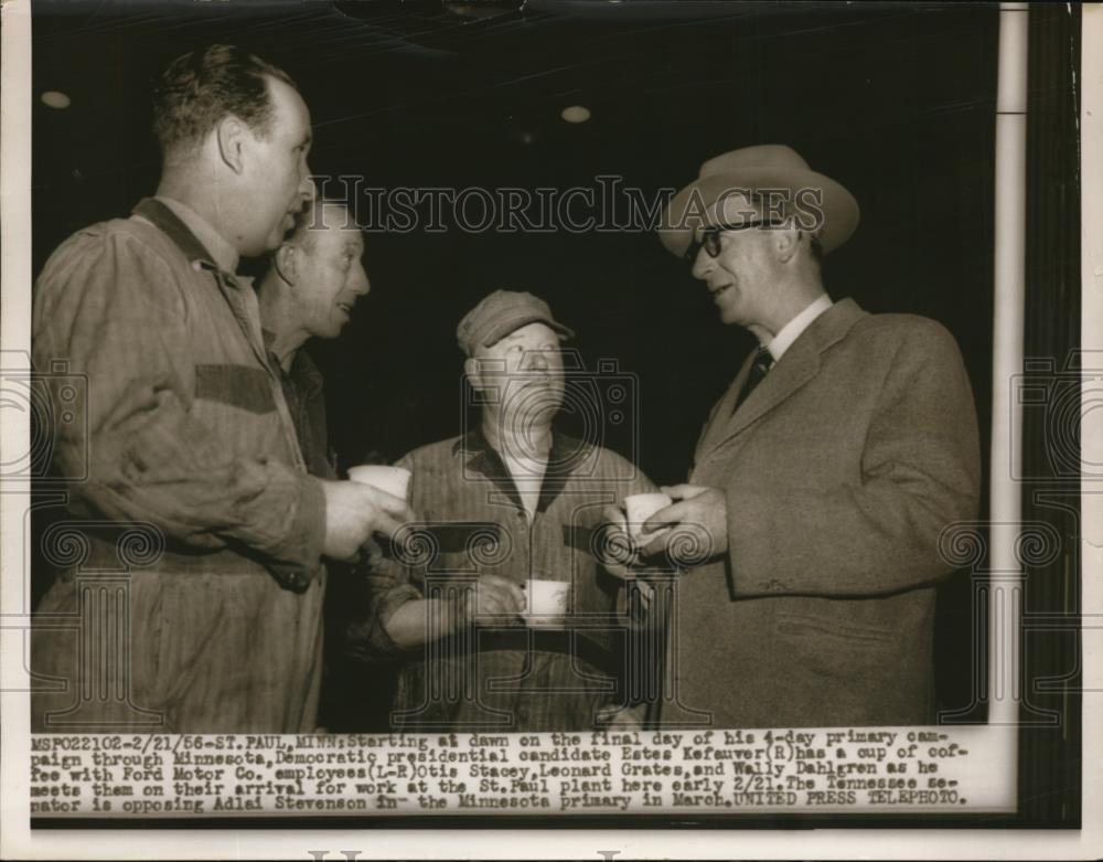 1956 Press Photo Sen Este Kefauver of Minn. with Ford Motor Employees - Historic Images