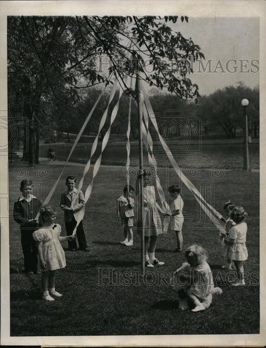 1945 Press Photo Chicago Lincoln Park, Children Dance Around Maypole - Historic Images