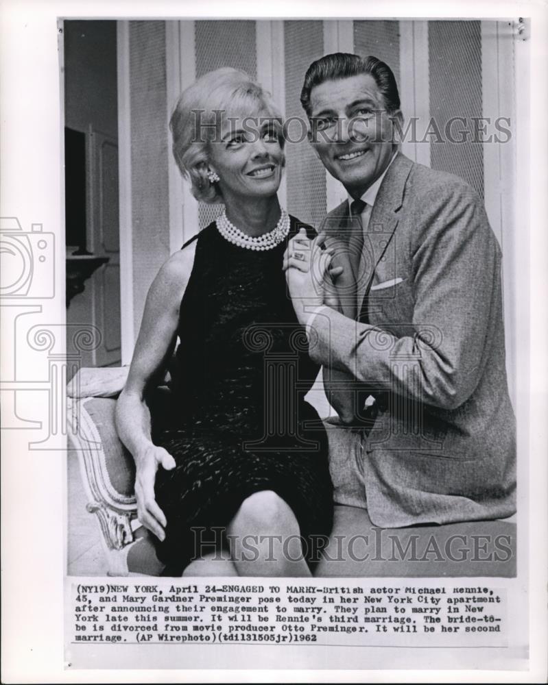 1962 Wire Photo Michael Rennie and Mary Gardner Pose in her N Y.City Apartment - Historic Images