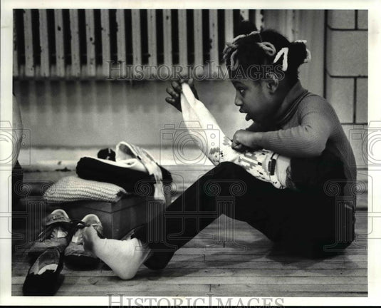 1986 Press Photo Sophia McCray with the new socks - cva80352 - Historic Images
