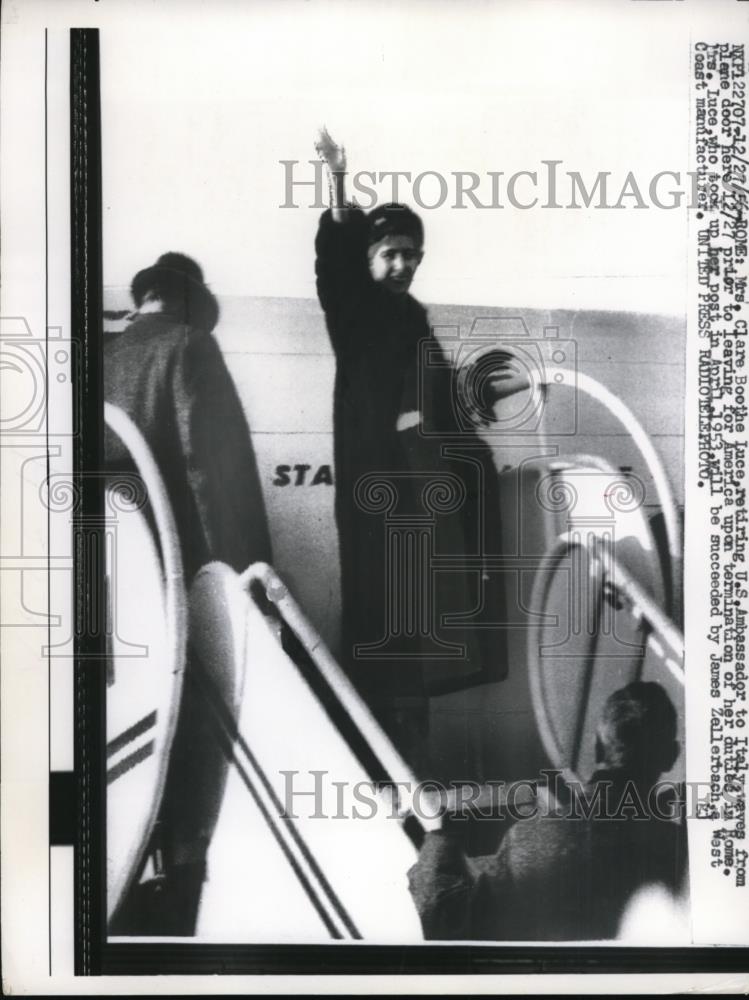 1957 Press Photo Mrs. Clare Boothe Luce Waves From Plane Door - Historic Images