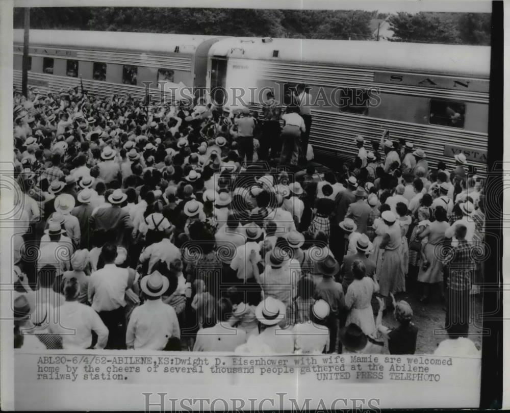 1962 Press Photo Pres. Dwight Eisenhower and Wife at the Abilene Railway Station - Historic Images