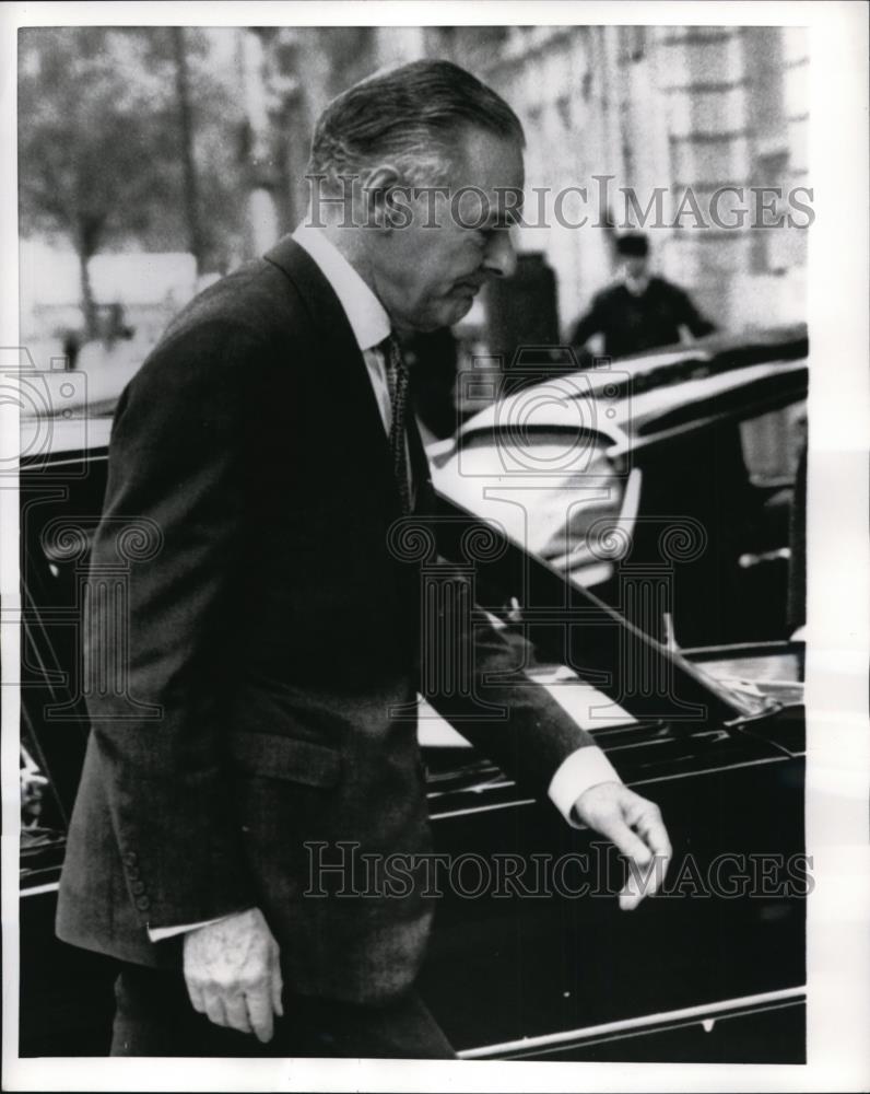 1969 Press Photo Amb.Henry Cabot Lodge arrive for Vietnam Peace Talks. - Historic Images