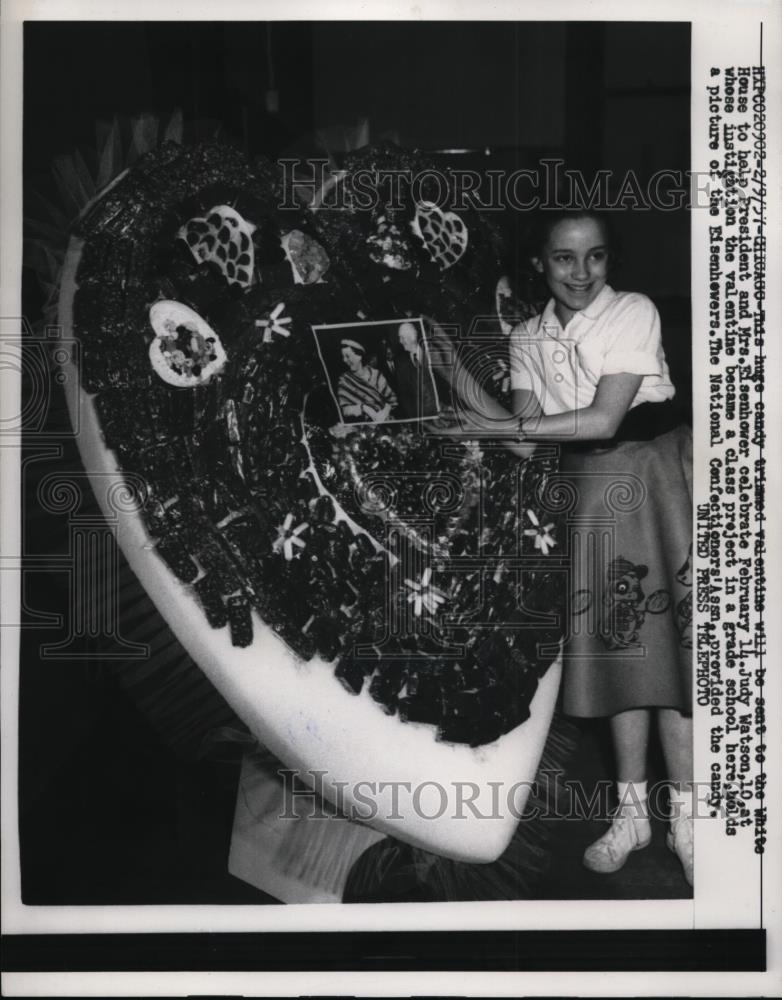 1957 Press Photo Chicago, Huge Candy Valentine Sent To White House. Eisenhower. - Historic Images