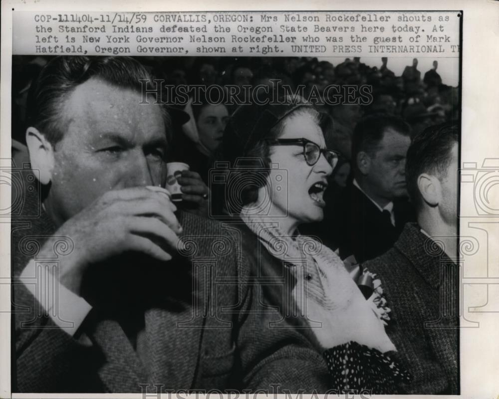 1959 Press Photo Governor Nelson Rockefeller of New York &amp; Wife at Oregon Game - Historic Images