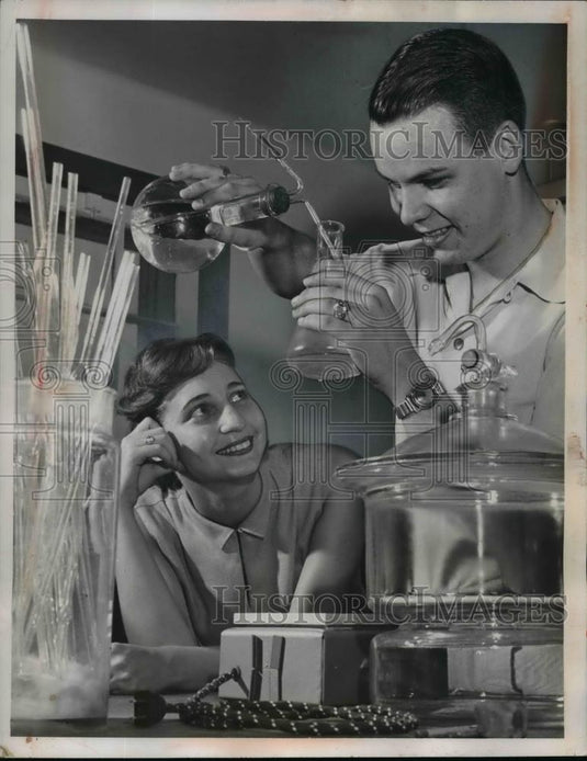1952 Press Photo Phyllis Kratz & Tom Stauffer, URU Herb Station - Historic Images