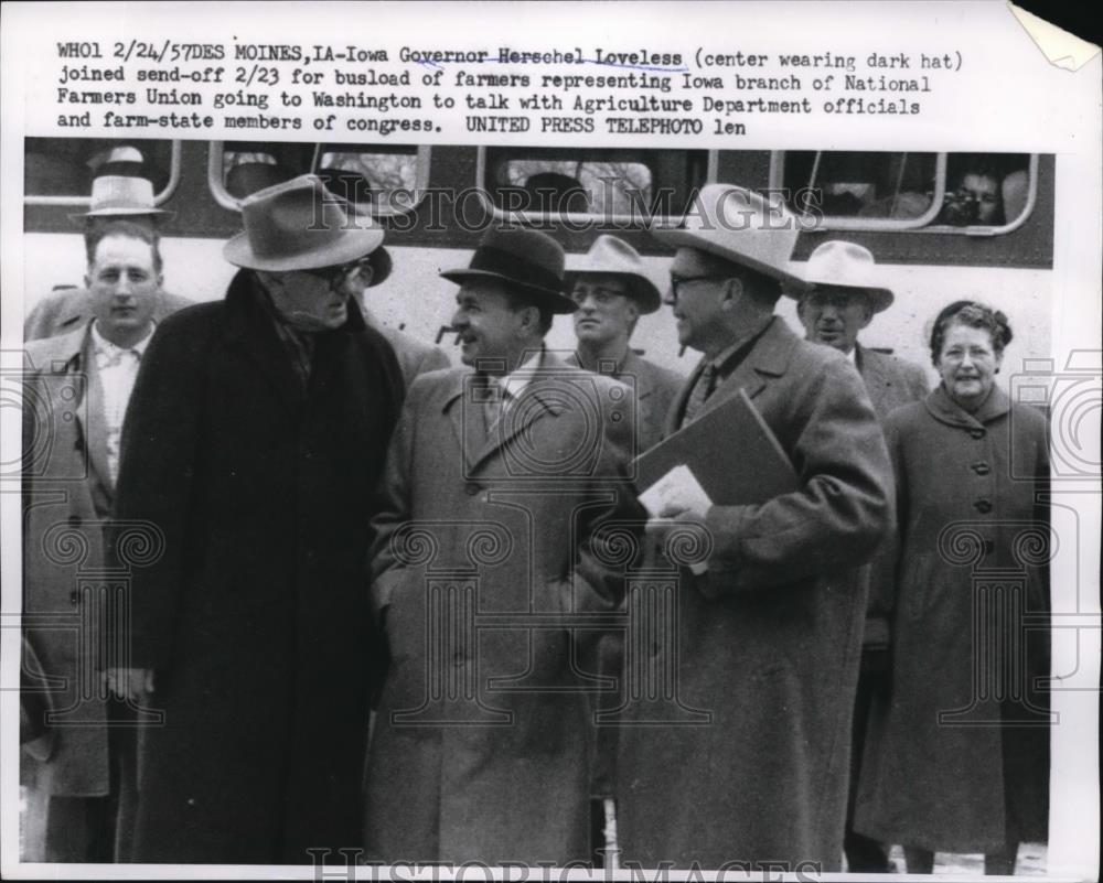 1957 Press Photo Gov.Herschel Loveless joined a bus of Farmers of Iowa. - Historic Images