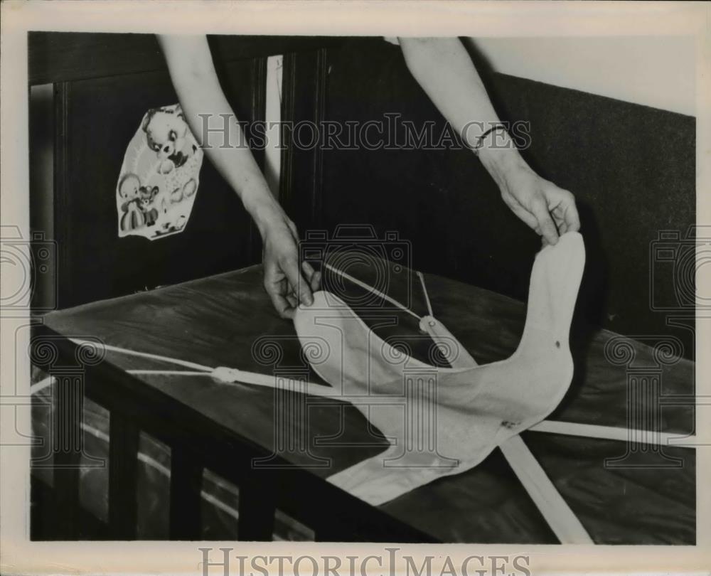 1949 Press Photo Crib Safety Strap - Historic Images