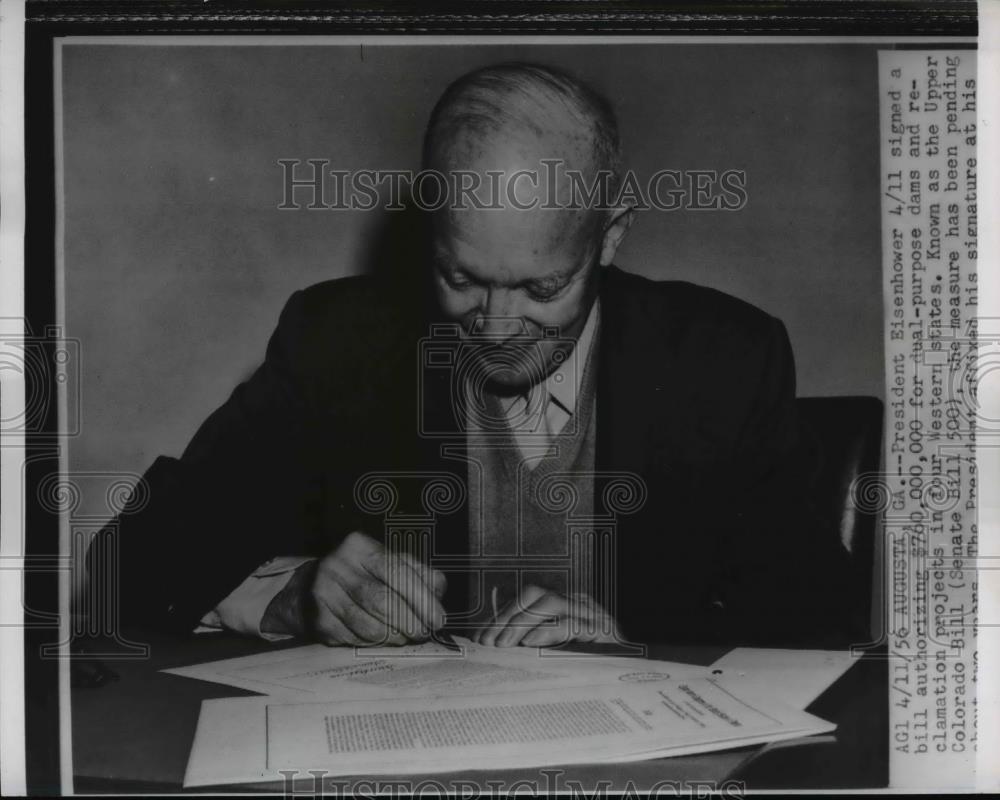 1956 Press Photo Augusta Georgia President Eisenhower signs bill for dams - Historic Images