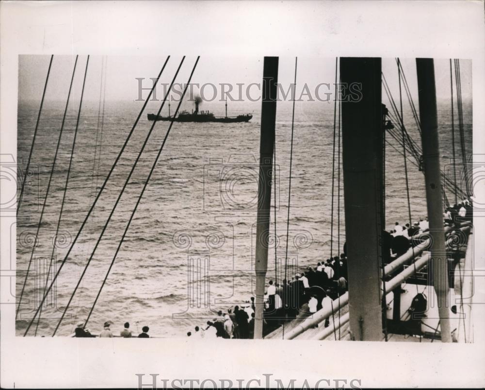 1937 Press Photo Passengers of Liner Manhattan Watch Transfer of Passengers - Historic Images