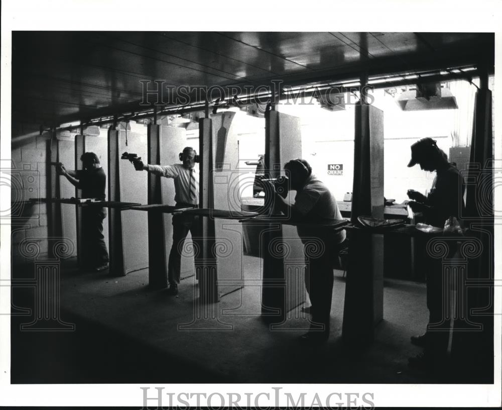1986 Press Photo Target shooters practice indoors for Winder recration - Historic Images