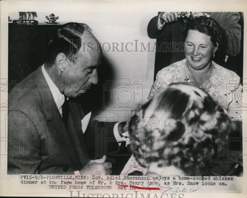 1952 Press Photo Gov.Adlai Stevenson enjoy home cooked Chicken of Mr &amp; Mrs.Snow - Historic Images