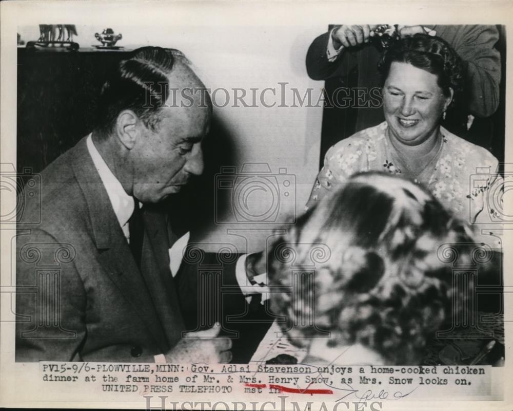 1952 Press Photo Gov.Adlai Stevenson enjoy home cooked Chicken of Mr & Mrs.Snow - Historic Images