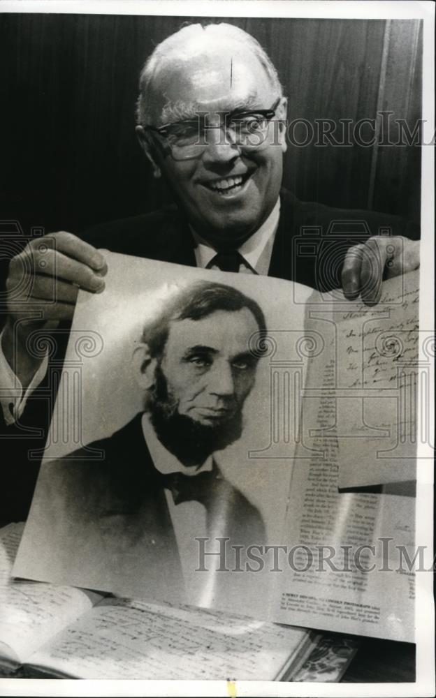 1969 Press Photo David A Jonah Brown University librarian, photo of Abe Lincoln - Historic Images