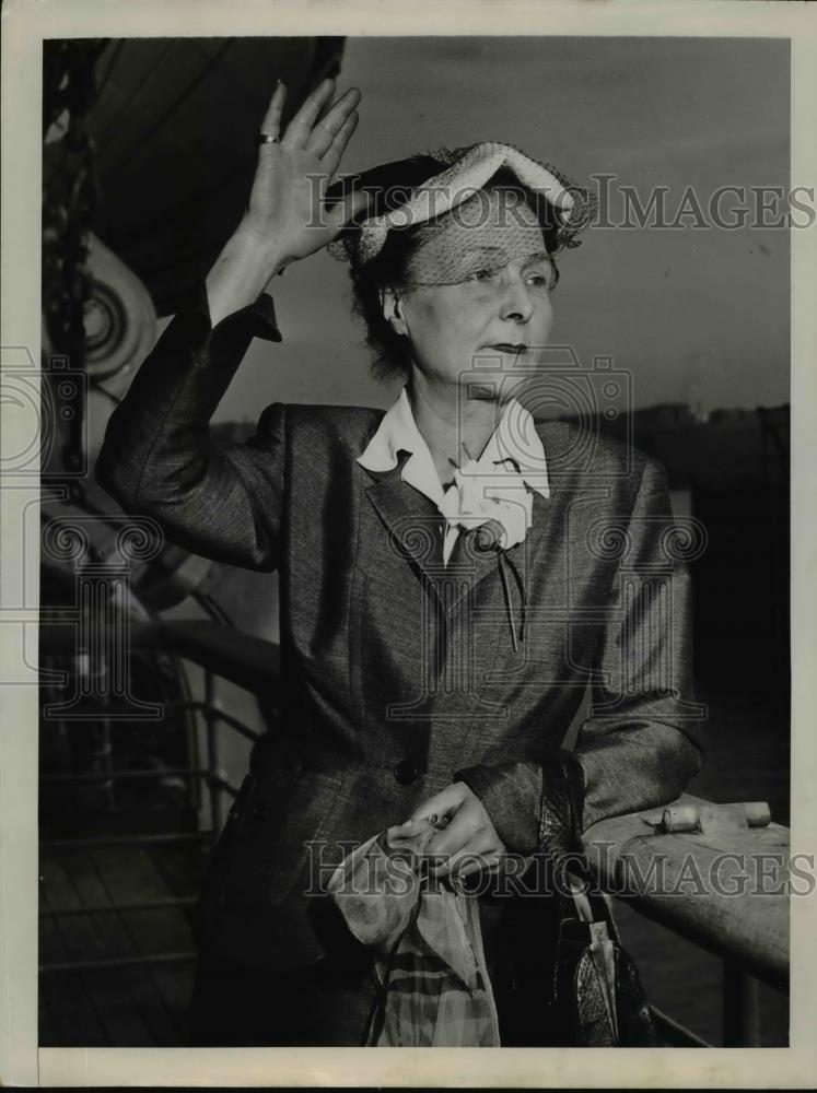 1953 Press Photo SAAR Legislator Mme. Angela Braun Arrives In New York - Historic Images