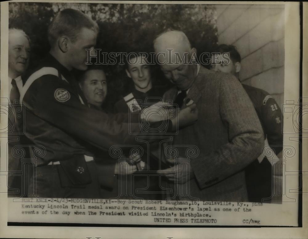 1923 Press Photo Pres. Dwight Eisenhower pins Kentucky Lincoln Trail Medal Award - Historic Images