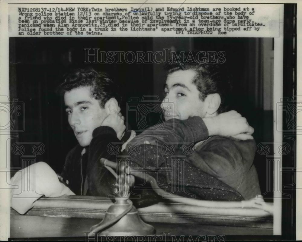 1959 Press Photo Twin brothers Irwin and Edward Lichtman are booked at station - Historic Images