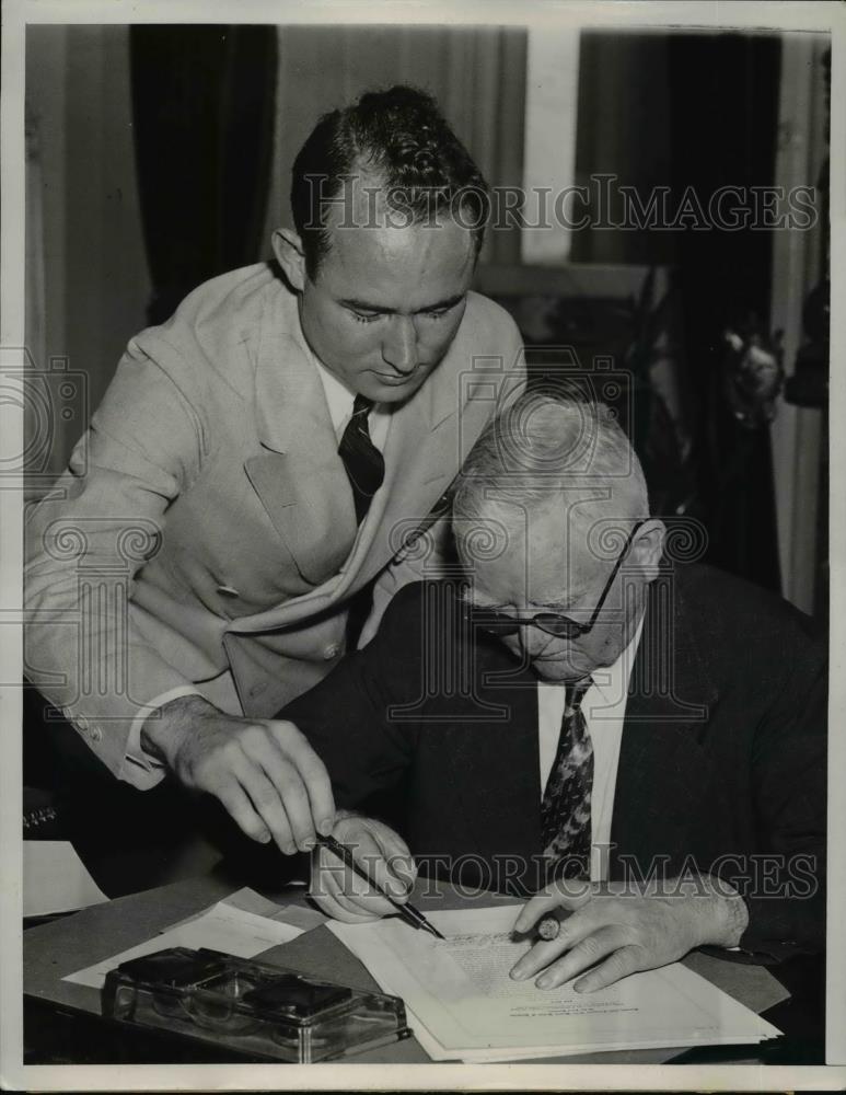 1939 Press Photo Washington DC Vice President Garner signing bills - Historic Images