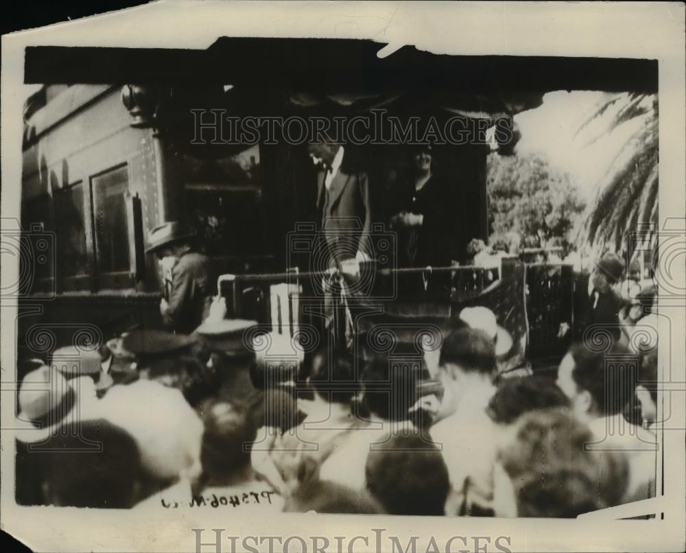 1928 Press Photo Herbert Hoover and wife on the to California to vote. - Historic Images