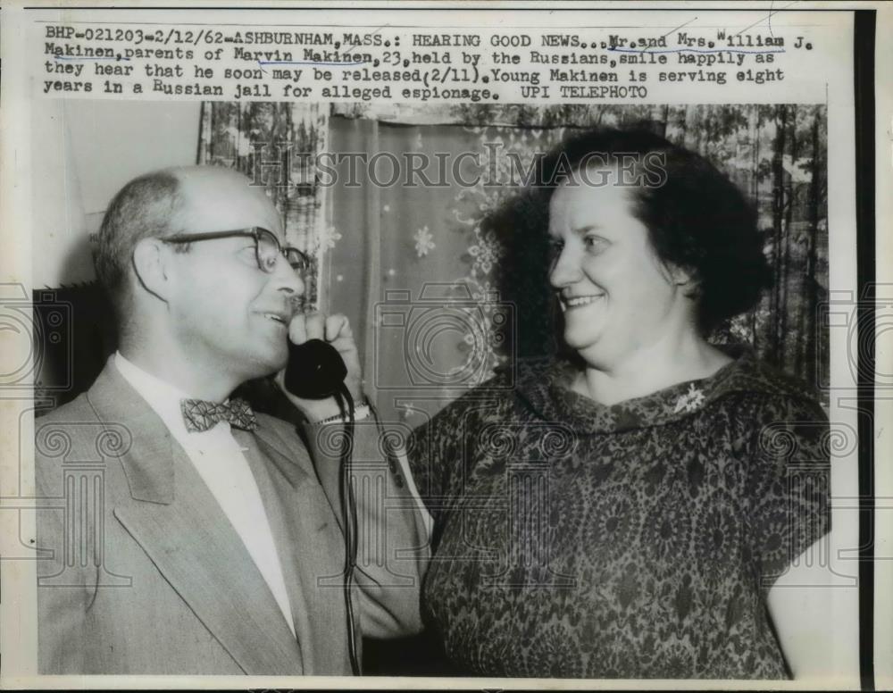 1962 Press Photo Ashburnham, Mass: Mr and Mrs William J Makinen take phone call - Historic Images