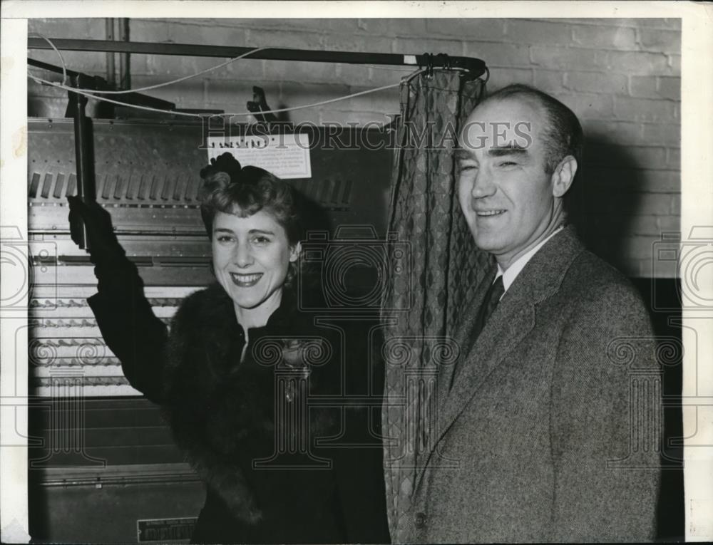 1942 Press Photo Clare Boothe Luce playwright, GOP organizer & husband in CT - Historic Images