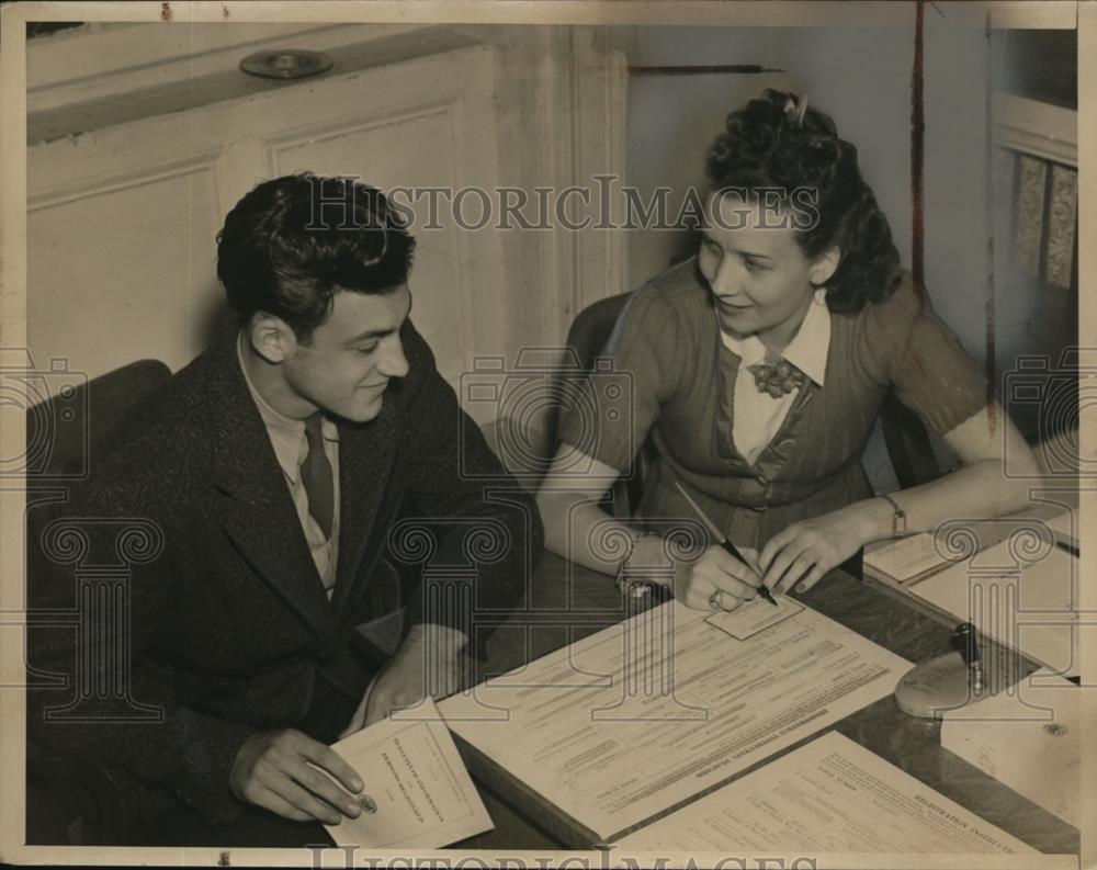 1940 Press Photo Registering For Draft - Historic Images