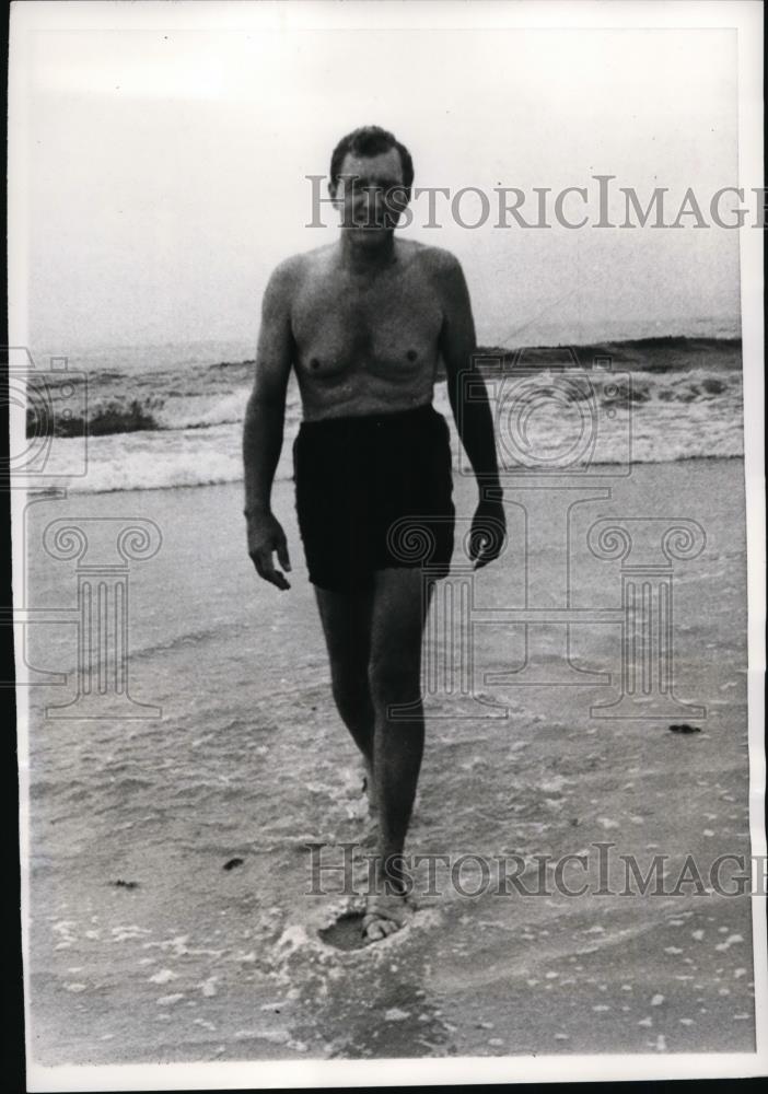 1968 Press Photo Maine Senator Edmund S. Muskie at Kennebunk Beach - Historic Images